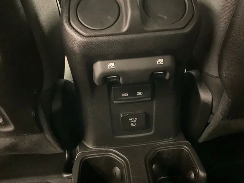 Used 2024 Jeep Wrangler Unlimited Rubicon AWD/4WD image 33