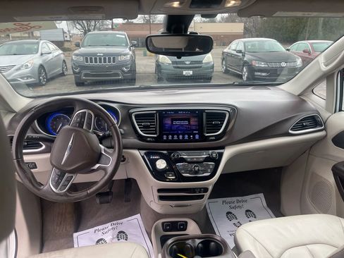 Used 2017 Chrysler Pacifica Touring-L w/ Tire & Wheel Group image 9