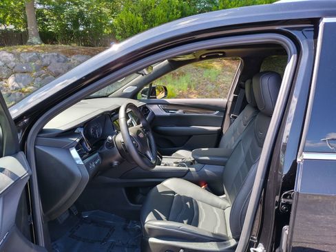 Certified 2025 Cadillac XT6 Premium Luxury w/ Platinum Package image 11