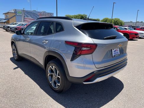Used 2025 Chevrolet Trax LT FWD image 3