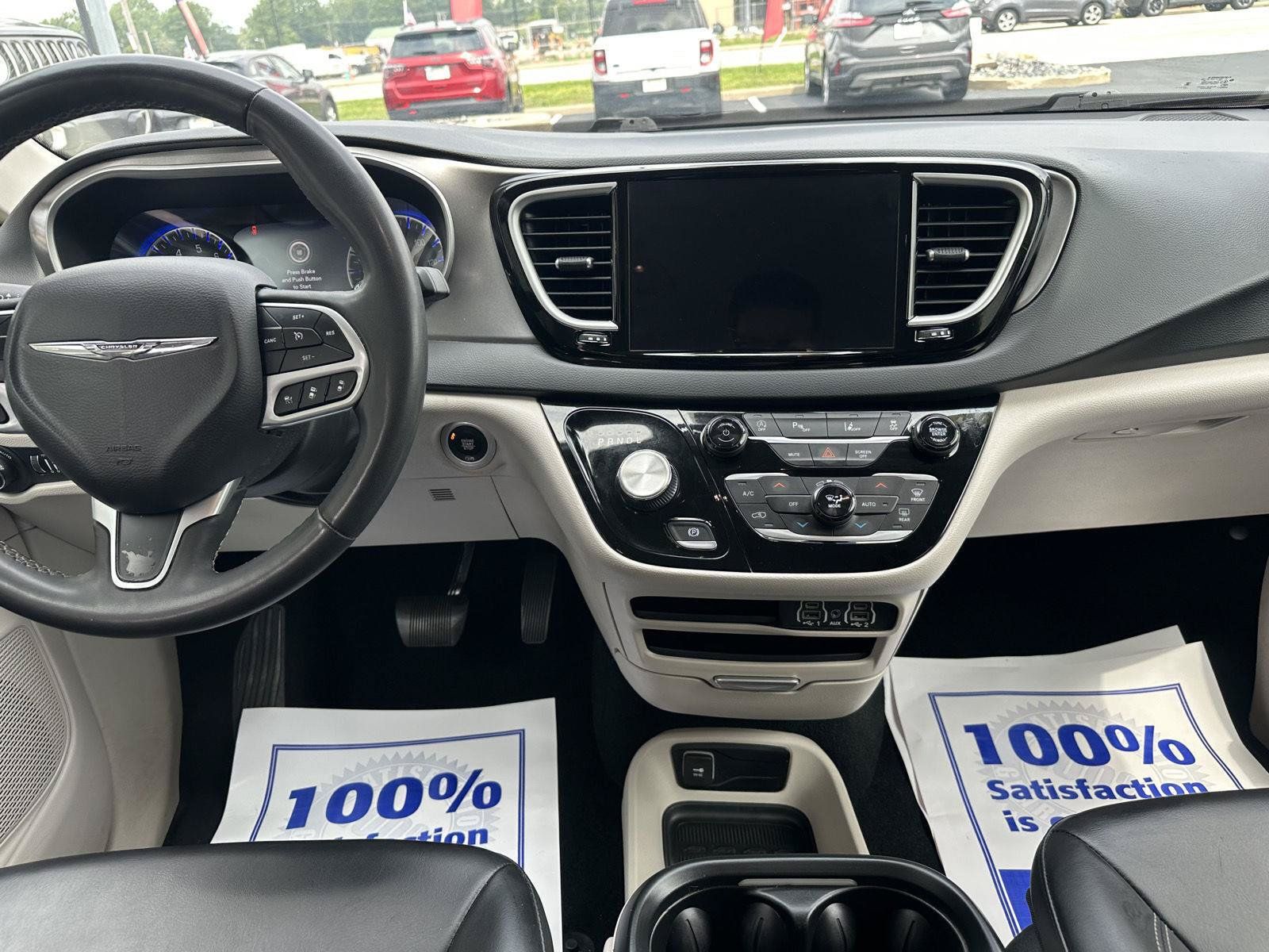 Used 2023 Chrysler Pacifica Touring-L FWD image 29