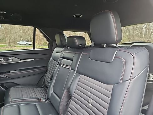 Used 2025 Ford Explorer ST-Line w/ ST-Line Street Pack image 13