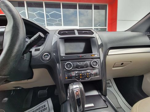 Used 2018 Ford Explorer XLT w/ Equipment Group 202A AWD/4WD image 14