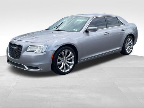 Used 2017 Chrysler 300 Limited RWD image 3