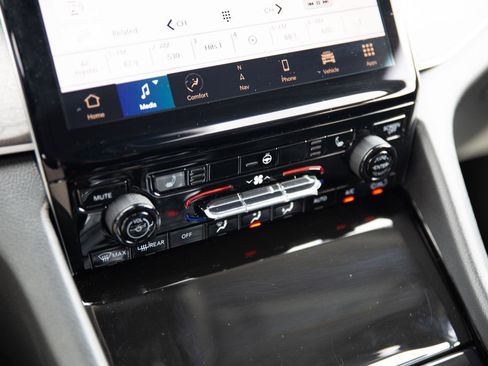 Used 2023 Jeep Grand Cherokee Limited image 16