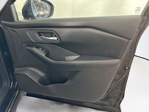 Used 2025 Nissan Rogue SV image 32