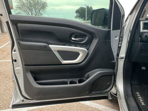 Used 2017 Nissan Titan SV image 31