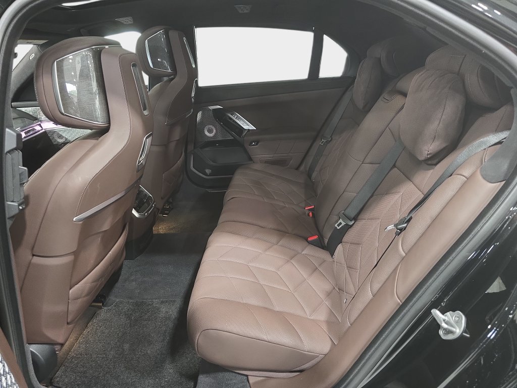 Certified 2023 BMW i7 xDrive60 AWD/4WD image 21