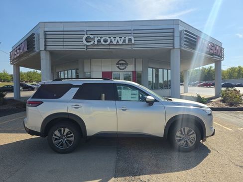 New 2025 Nissan Pathfinder SV image 2