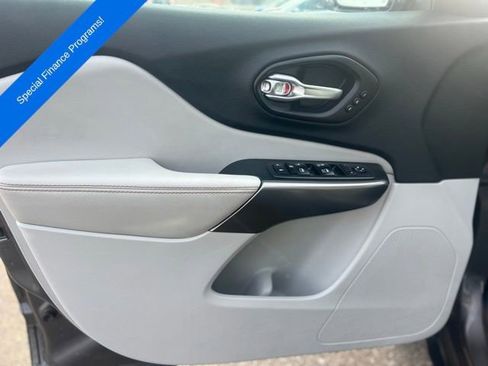 Used 2019 Jeep Cherokee Limited image 11