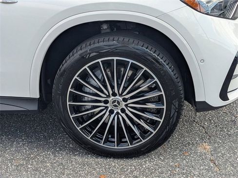 Used 2025 Mercedes-Benz GLC 350e 4MATIC image 10