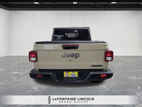 Used 2022 Jeep Gladiator Overland image 4