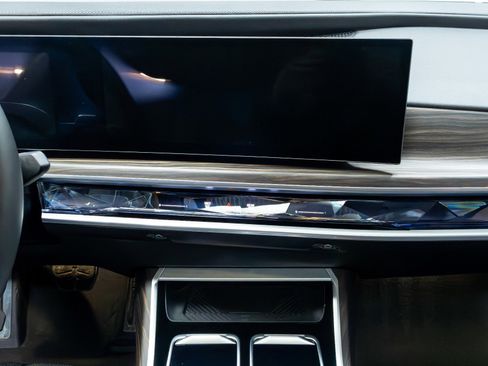 Used 2023 BMW 760i xDrive AWD/4WD image 42
