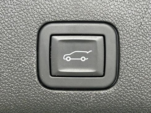 Used 2025 GMC Yukon XL Denali AWD/4WD image 17
