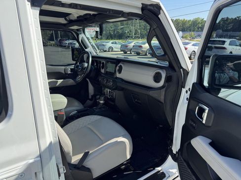 Used 2022 Jeep Gladiator Overland AWD/4WD image 14