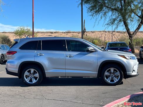 Used 2019 Toyota Highlander Limited w/ Carpet Mat Package (TMS) AWD/4WD image 7