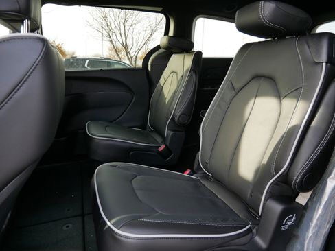 New 2026 Chrysler Pacifica Limited w/ Trailer Tow Group image 10