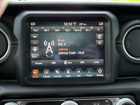 Used 2022 Jeep Wrangler Unlimited Sahara AWD/4WD image 15