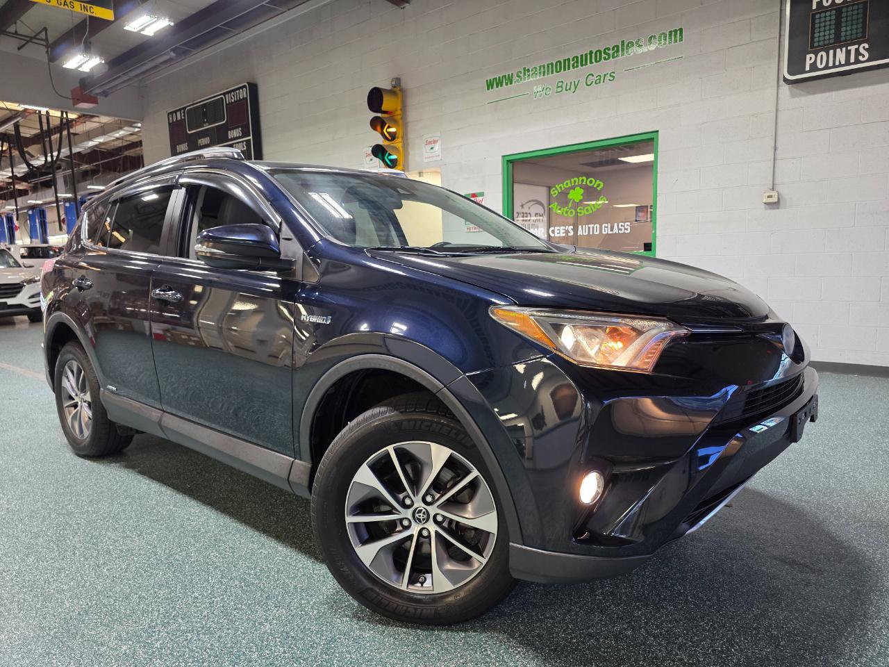 Used 2018 Toyota RAV4 XLE AWD/4WD image 14