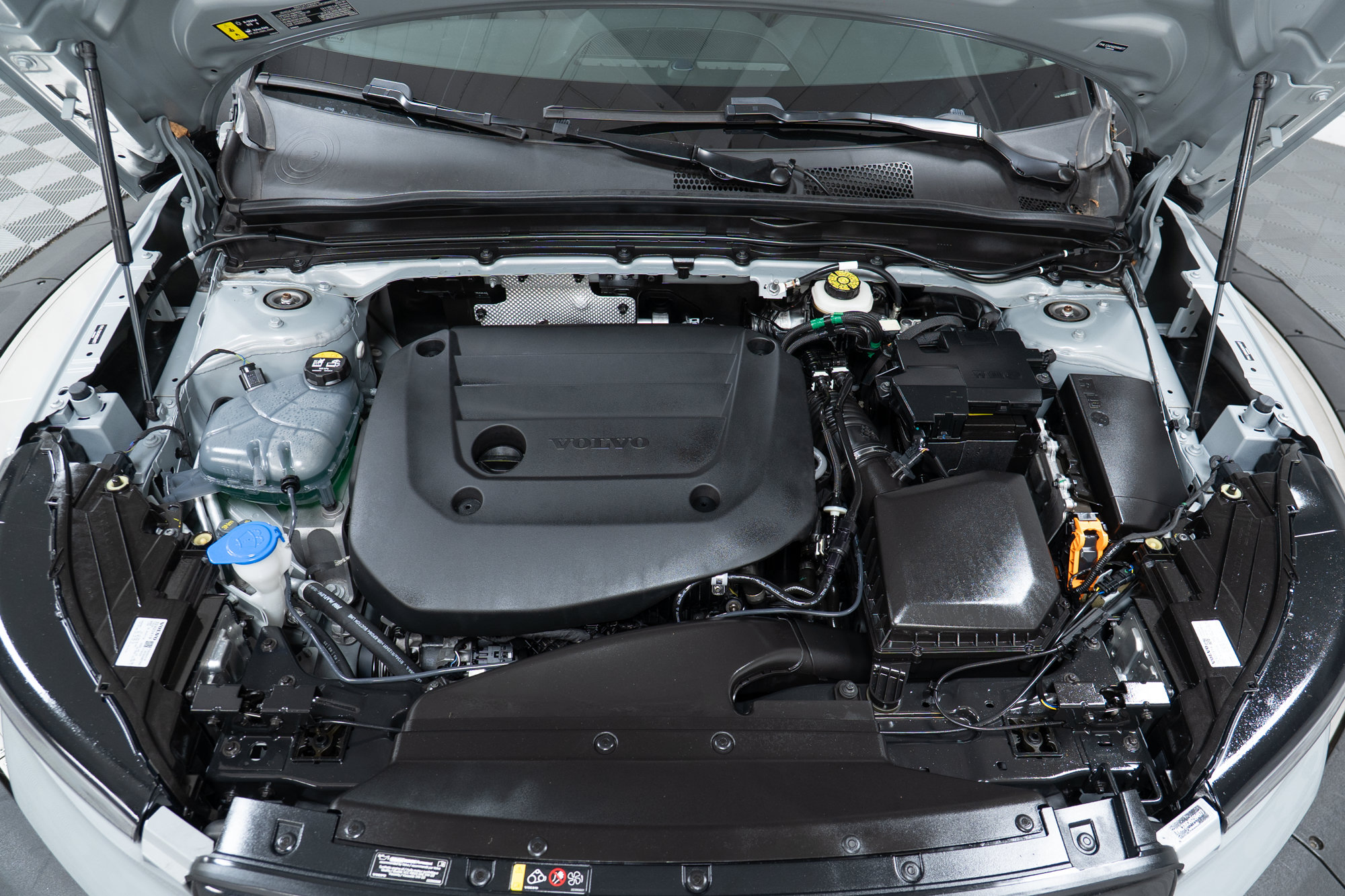 Certified 2025 Volvo XC40 B5 Plus AWD/4WD image 9