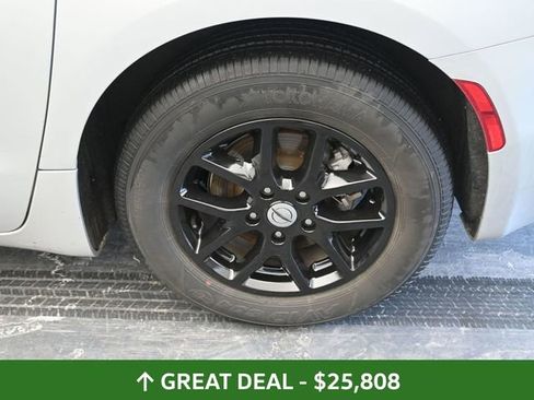 Used 2024 Chrysler Pacifica Touring-L image 15