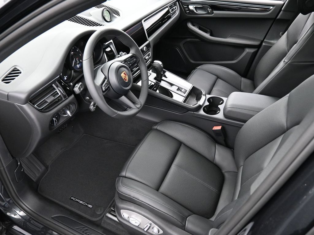 Certified 2026 Porsche Macan AWD/4WD image 4