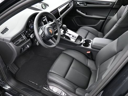 Certified 2026 Porsche Macan AWD/4WD image 4