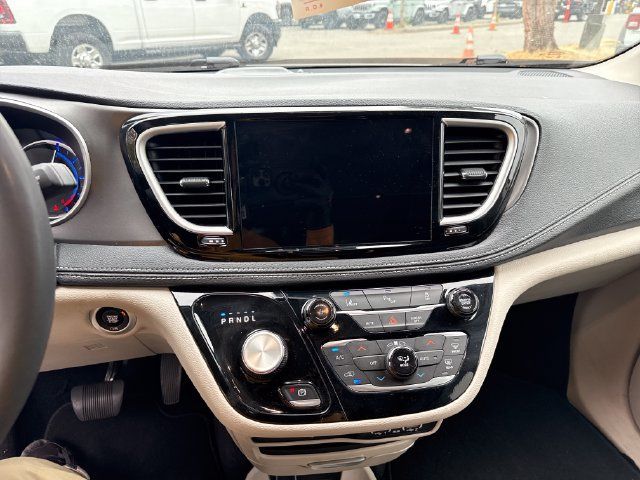 Used 2024 Chrysler Pacifica Limited FWD image 21