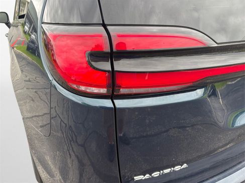 Certified 2023 Chrysler Pacifica Touring-L image 21