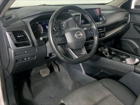 Used 2025 Nissan Rogue SV FWD image 14