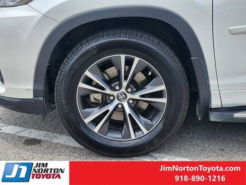 Used 2018 Toyota Highlander Plus FWD image 14