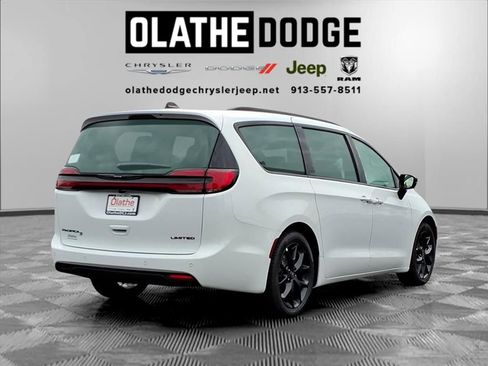 New 2026 Chrysler Pacifica Limited w/ Uconnect Theater Family Group image 7