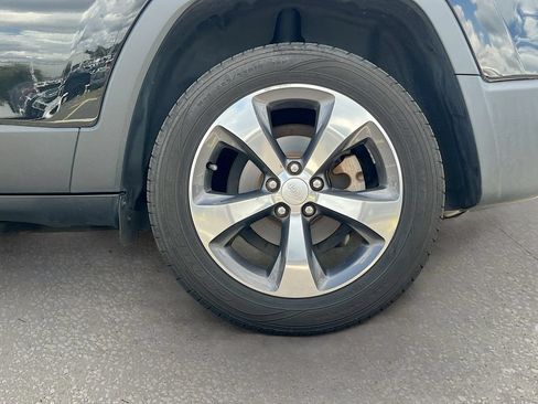 Used 2019 Jeep Cherokee Limited FWD image 29
