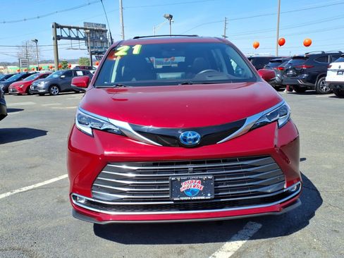 Used 2021 Toyota Sienna Platinum AWD/4WD image 2