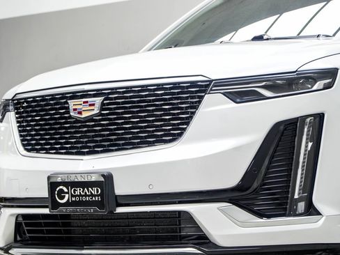 Used 2022 Cadillac XT6 Premium Luxury AWD/4WD image 2