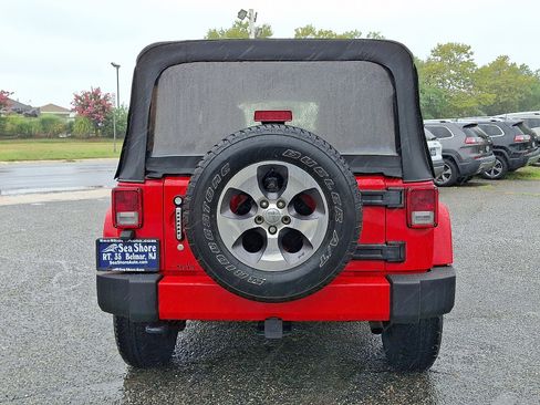 Used 2016 Jeep Wrangler Unlimited Sahara w/ Dual Top Group AWD/4WD image 5