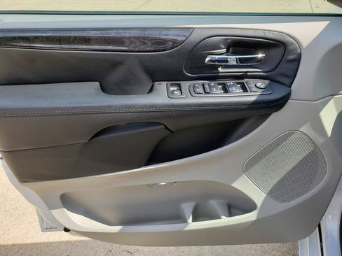 Used 2018 Dodge Grand Caravan SE w/ UConnect Hands-Free Group FWD image 12