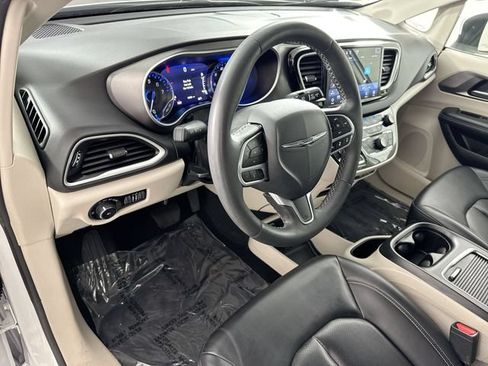 Used 2023 Chrysler Pacifica Touring-L FWD image 23