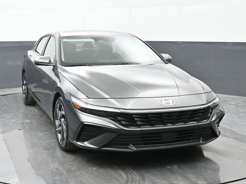 Certified 2024 Hyundai Elantra Limited image 3