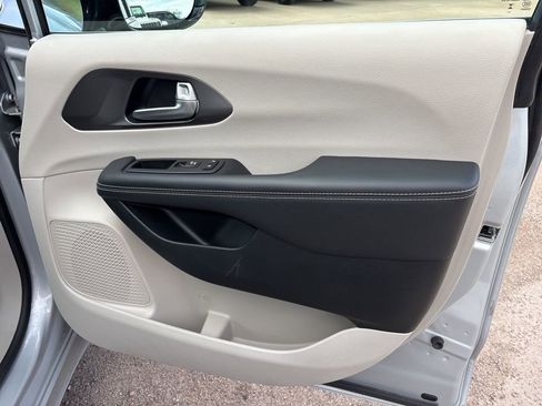 Used 2024 Chrysler Pacifica Touring-L FWD image 23