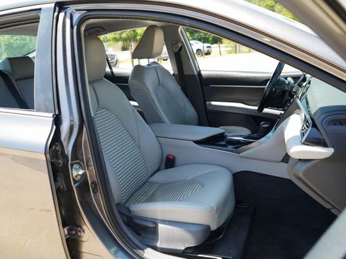 Used 2019 Toyota Camry SE FWD image 13
