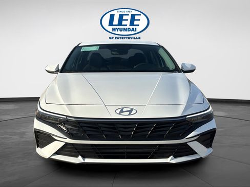 New 2026 Hyundai Elantra SE image 2