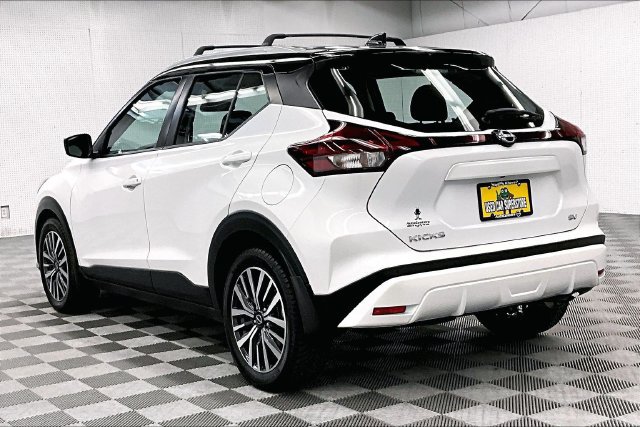 Used 2022 Nissan Kicks SV FWD image 2