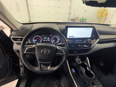 Used 2023 Toyota Highlander XLE image 27