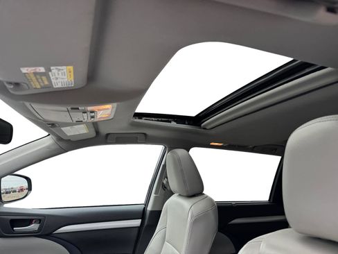 Used 2016 Toyota Highlander XLE image 3