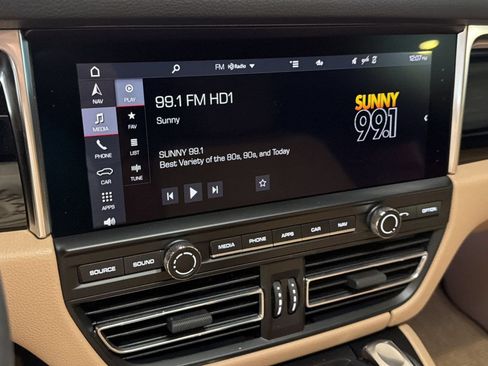 Certified 2021 Porsche Macan AWD/4WD image 21