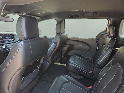 Used 2025 Chrysler Pacifica Select FWD image 10