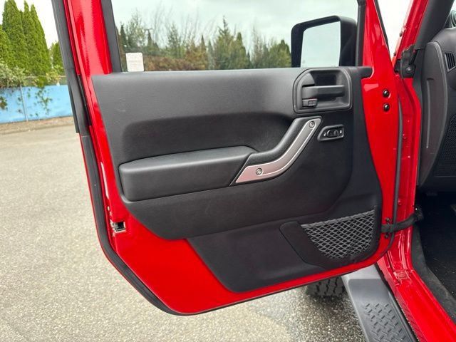 Used 2014 Jeep Wrangler Unlimited Sahara w/ Connectivity Group AWD/4WD image 13
