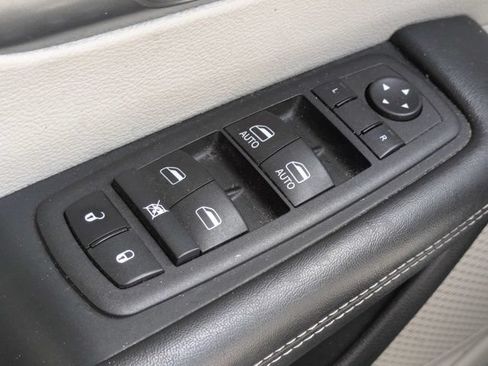 Used 2023 Chrysler Pacifica Touring-L FWD image 24