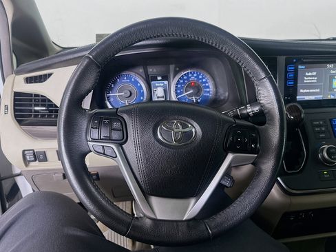 Used 2017 Toyota Sienna XLE image 16